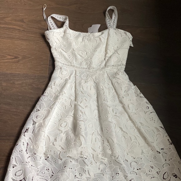 Fancy lace dress - Picture 4 of 12